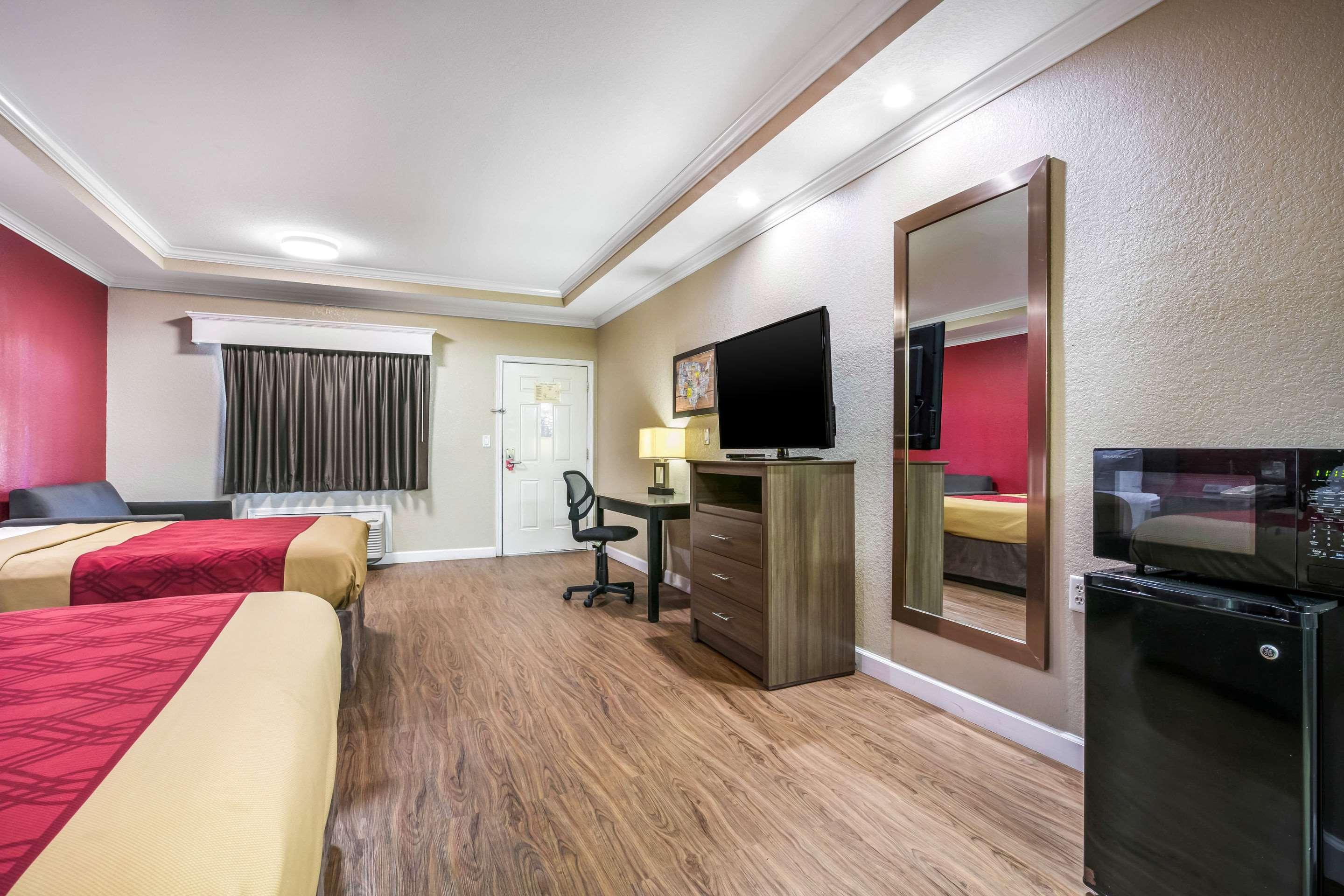 Econo Lodge Inn & Suites Хорн Лейк Екстериор снимка
