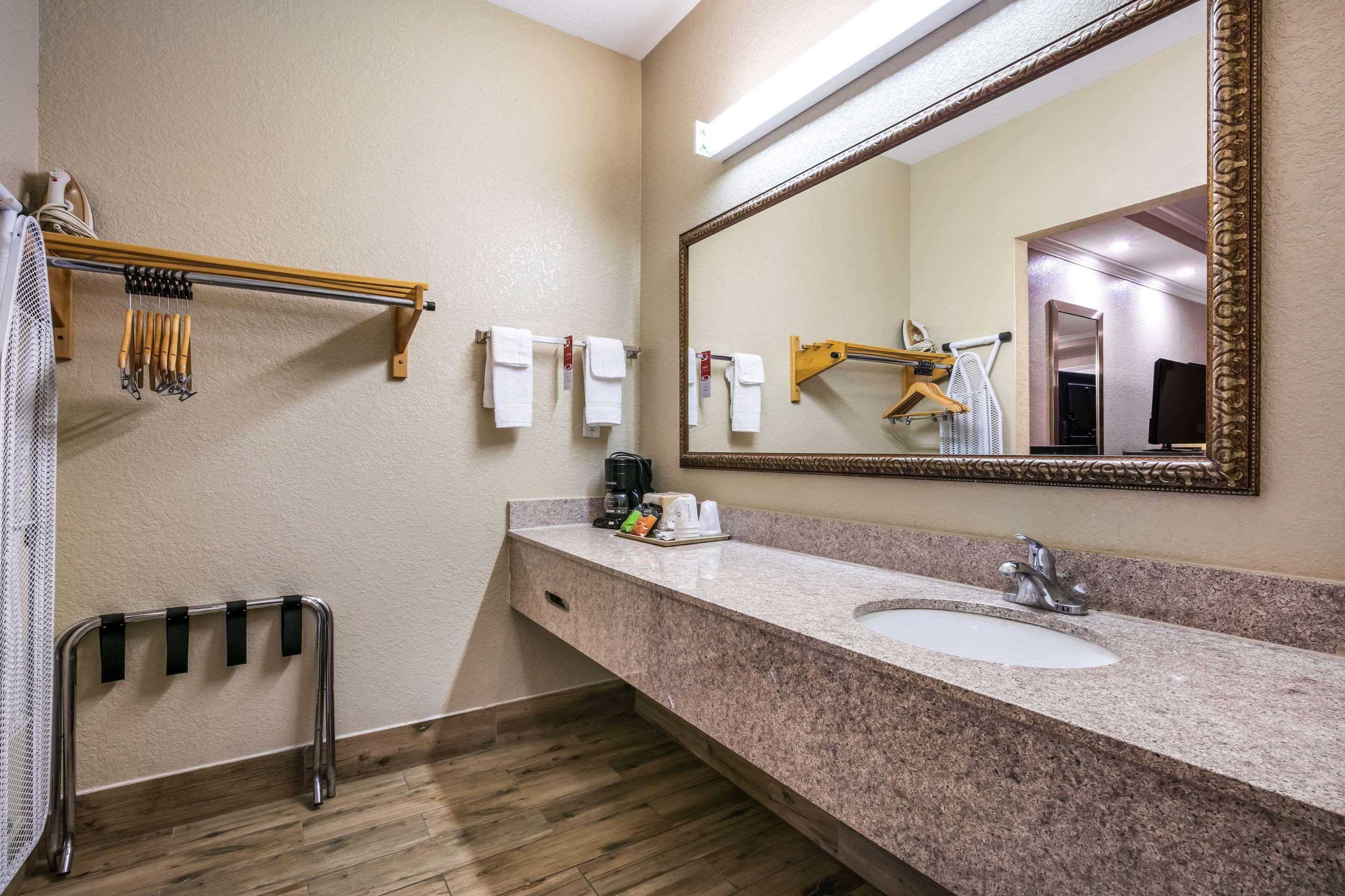 Econo Lodge Inn & Suites Хорн Лейк Екстериор снимка