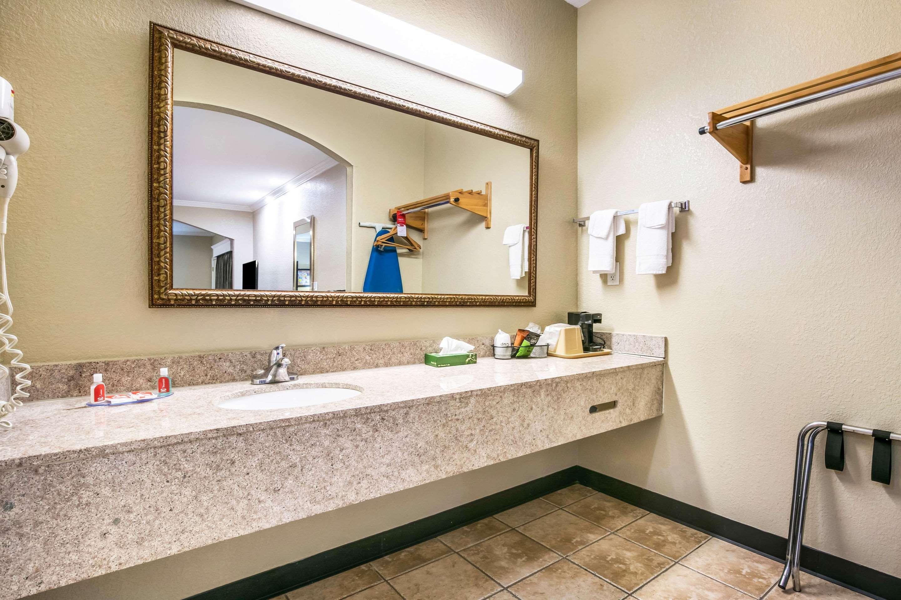 Econo Lodge Inn & Suites Хорн Лейк Екстериор снимка