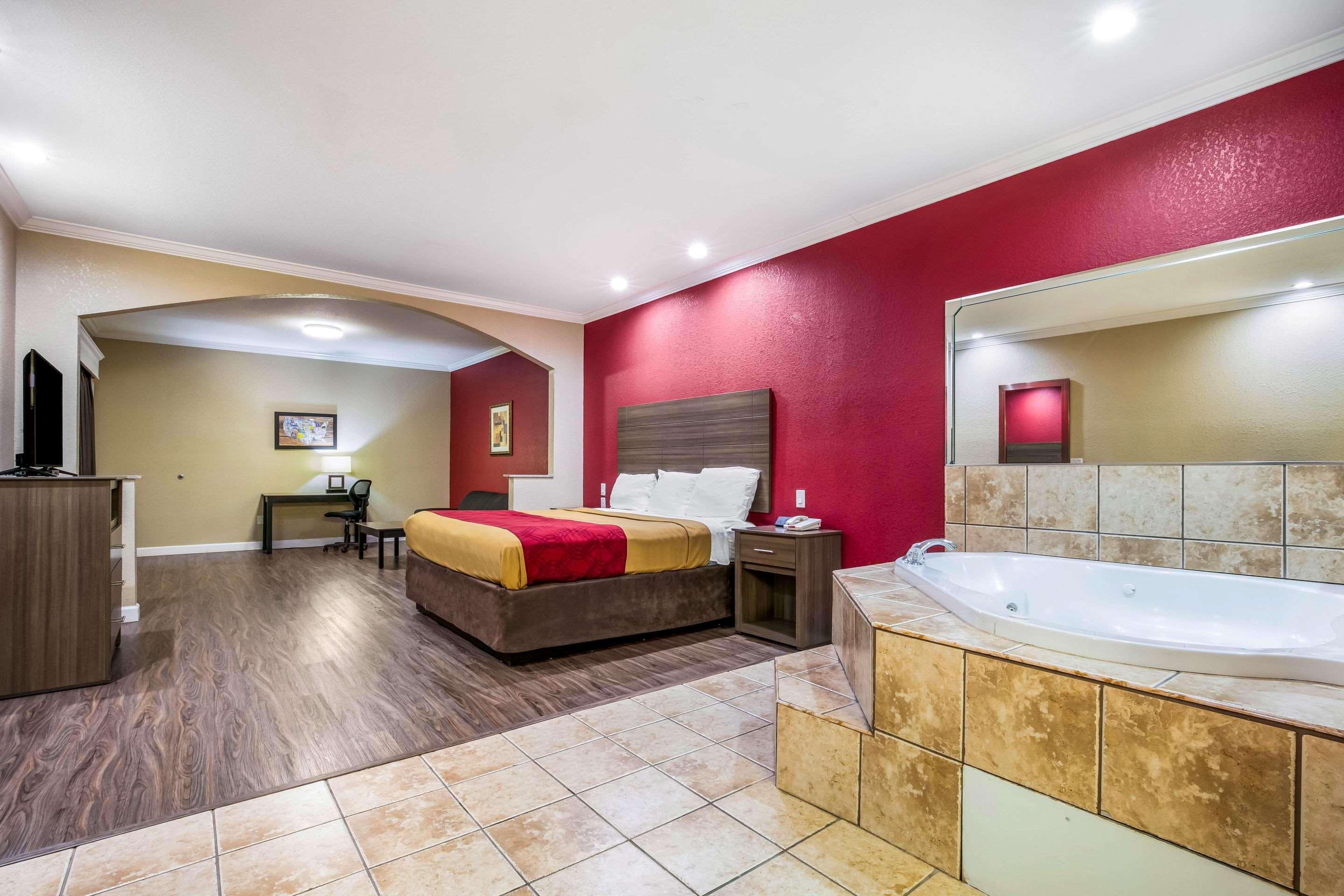 Econo Lodge Inn & Suites Хорн Лейк Екстериор снимка