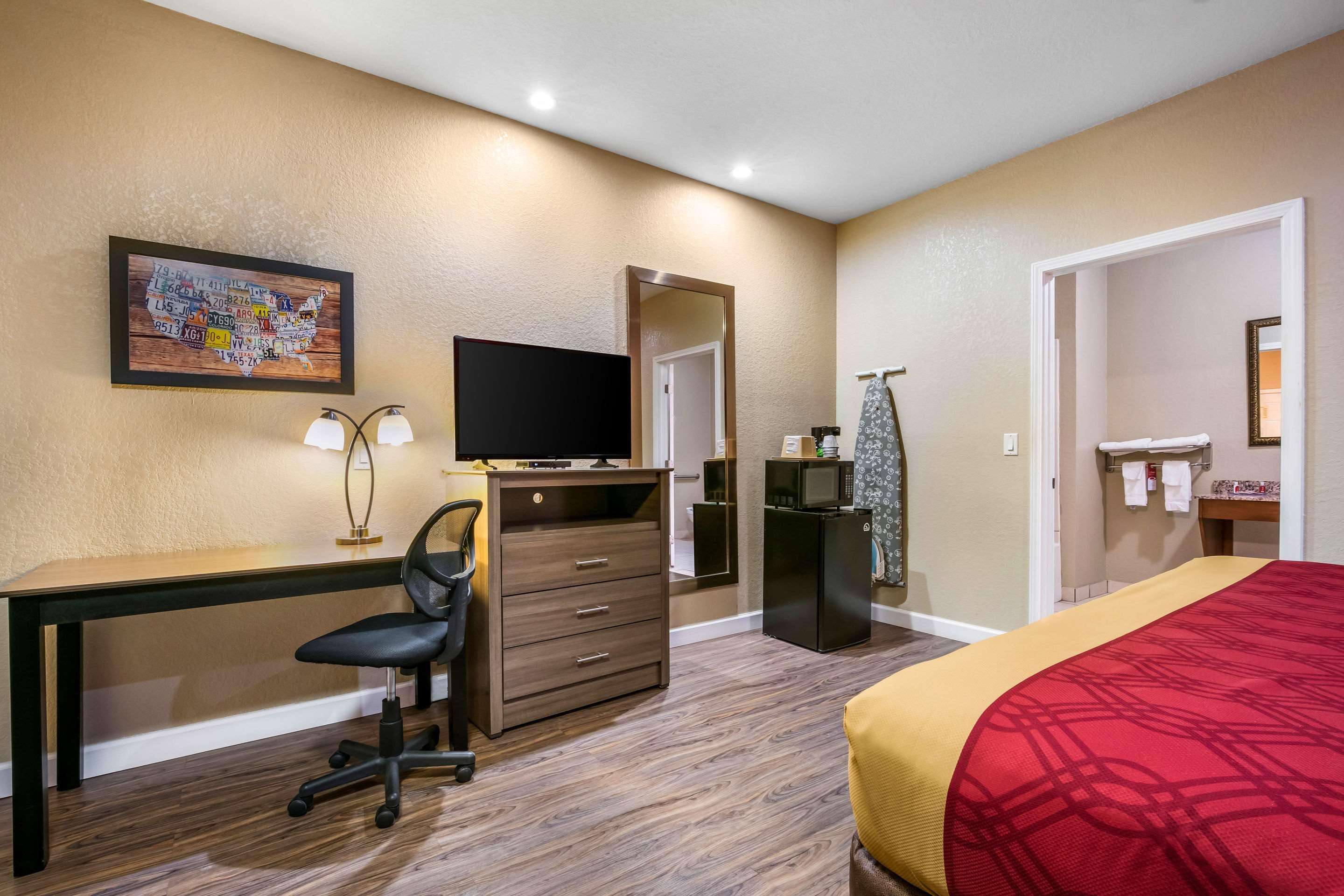 Econo Lodge Inn & Suites Хорн Лейк Екстериор снимка