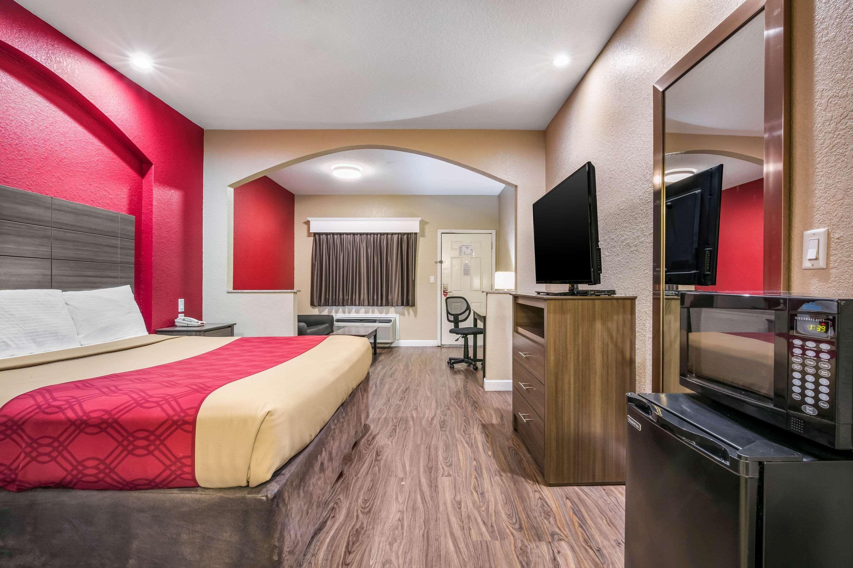 Econo Lodge Inn & Suites Хорн Лейк Екстериор снимка