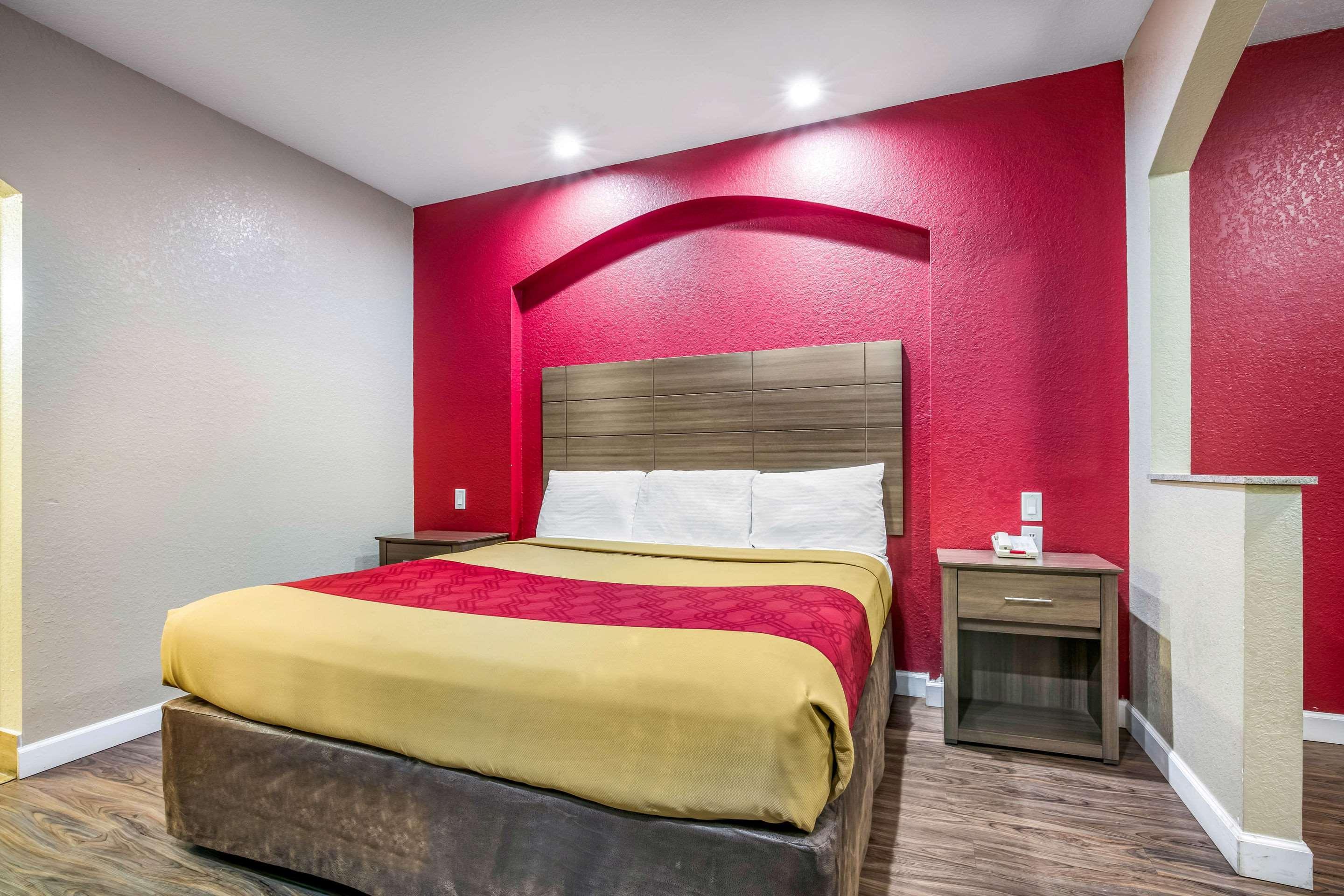 Econo Lodge Inn & Suites Хорн Лейк Екстериор снимка