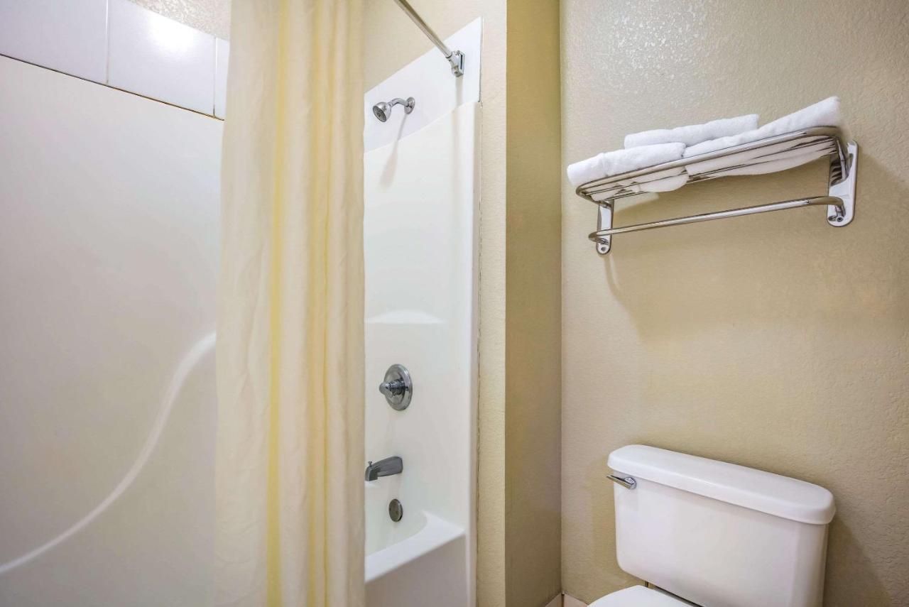 Econo Lodge Inn & Suites Хорн Лейк Екстериор снимка